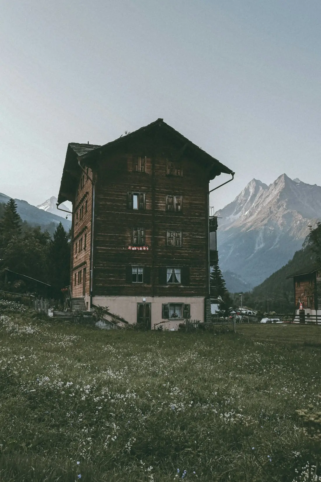 Ancien chalet en bois de Savoie devant les montagnes