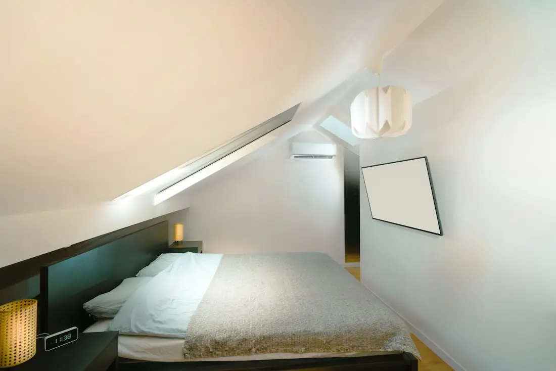 Chambre aménagée sous combles, lumière naturelle