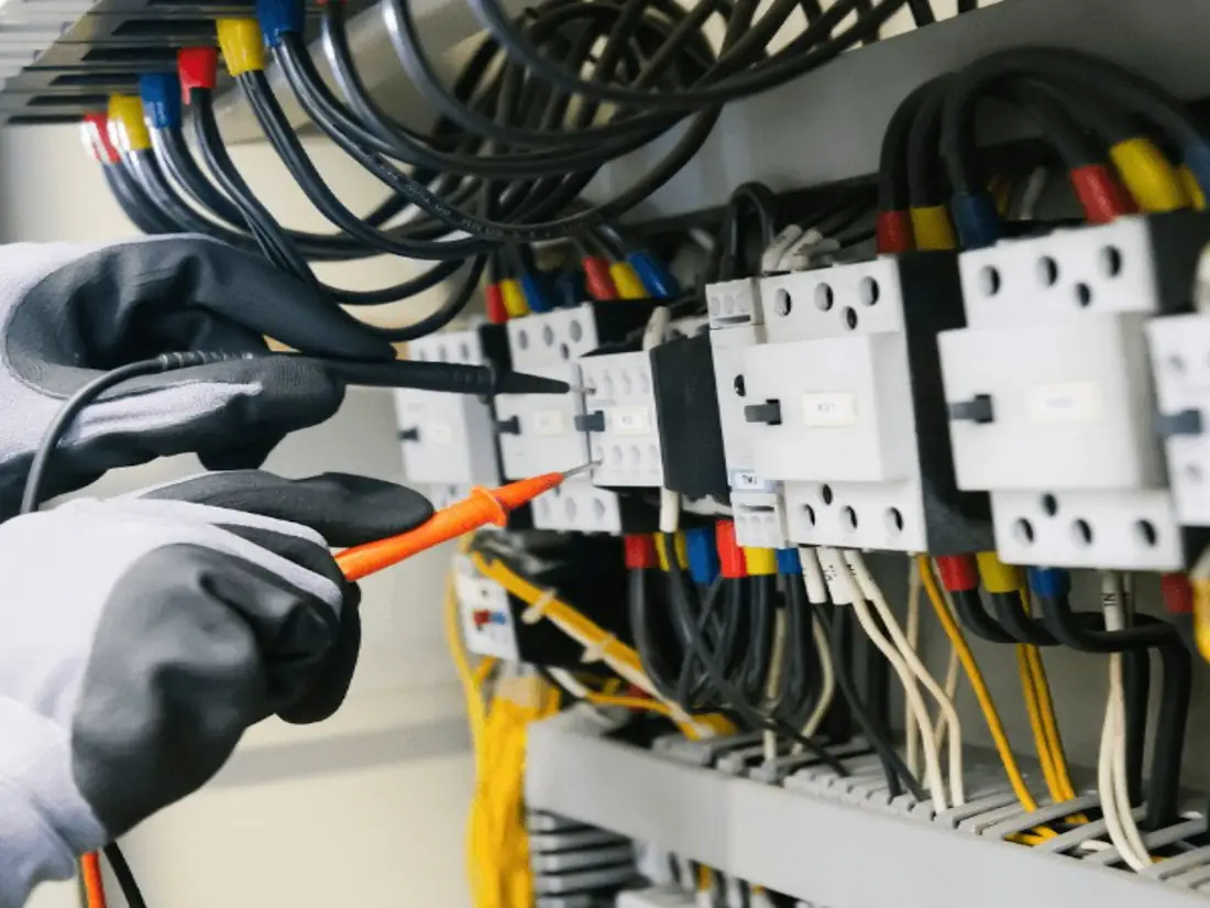 Contrôle d'un tableau électrique au multimètre